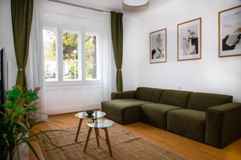 Day, TV and multimedia, Living room, Seating area, air conditioner