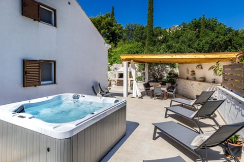 Patio, Day, Natural landscape, Hot Tub, sunbed