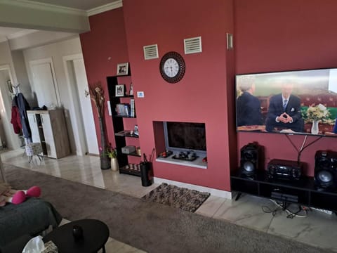 TV and multimedia, Living room, Seating area, Evening entertainment, fireplace