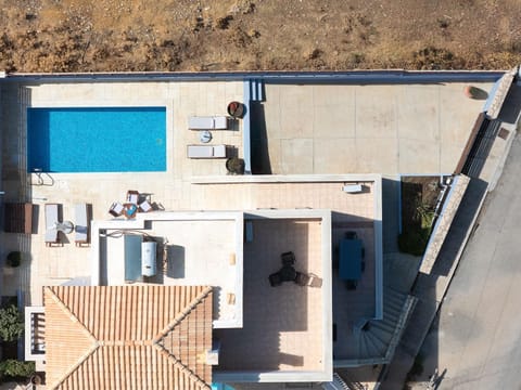 Property building, Patio, Day, Balcony/Terrace, Swimming pool, sunbed