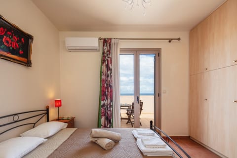 Bed, Balcony/Terrace, Photo of the whole room, Seating area, Bedroom, air conditioner