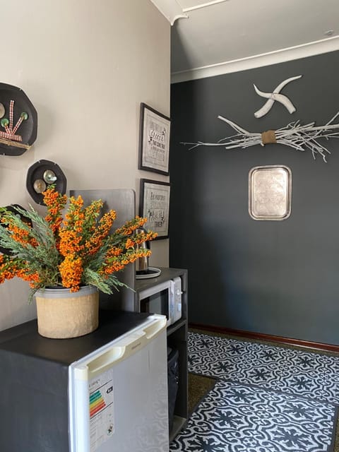 Kitchen or kitchenette, minibar