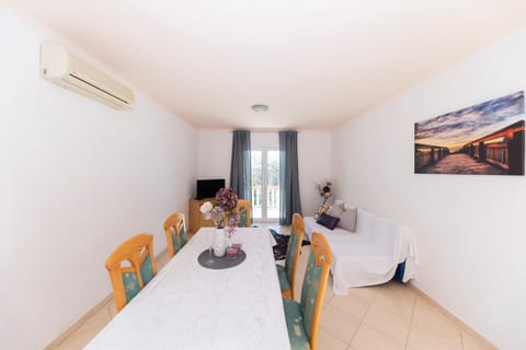 Communal lounge/ TV room, Photo of the whole room, Seating area, Dining area