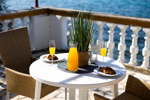 Balcony/Terrace, Food and drinks