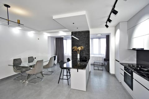 Kitchen or kitchenette, Living room, Seating area, Dining area