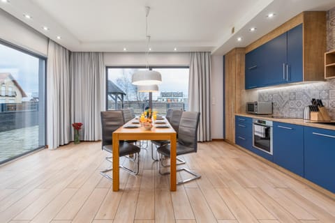 Kitchen or kitchenette, Dining area, dishwasher, minibar, stove