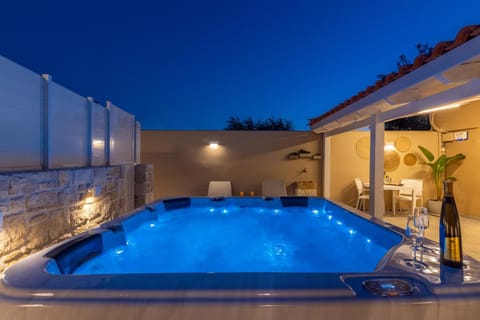 Hot Tub, Hot Tub