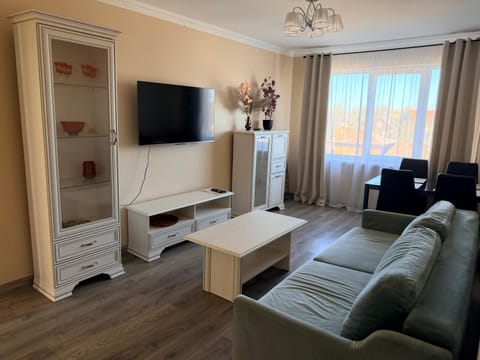 Communal lounge/ TV room, TV and multimedia, Living room, Seating area, Evening entertainment
