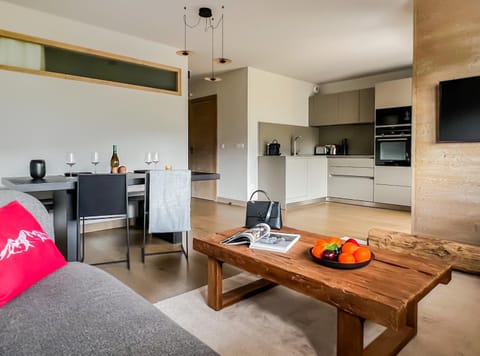 TV and multimedia, Coffee/tea facilities, Kitchen or kitchenette, Living room, Food and drinks, Seating area, Dining area, Food, minibar, oven, pet friendly, stove, toaster