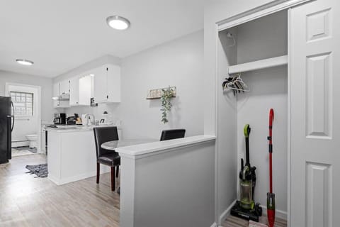 Bright & Comfy 1 Bedroom Flat - Hollywood Suites Apartment in Mount Clemens