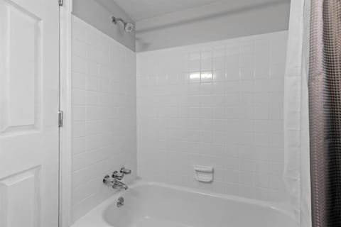 Bright & Comfy 1 Bedroom Flat - Hollywood Suites Apartment in Mount Clemens