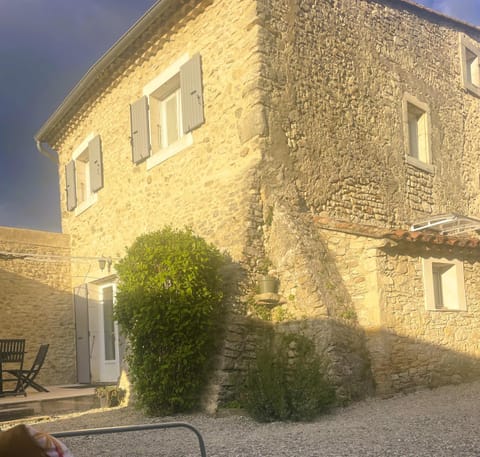 Property building, Patio, Facade/entrance, Garden, Dining area, Garden view, internet