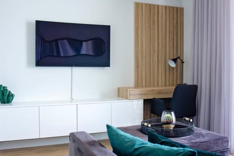 Communal lounge/ TV room, TV and multimedia, Living room, Seating area, Evening entertainment