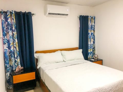 Photo of the whole room, Bedroom, air conditioner