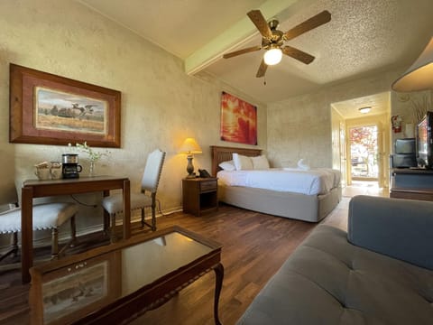 Mountain Harbor King Guest Room on Lake Ouachita Hotel in Lake Ouachita