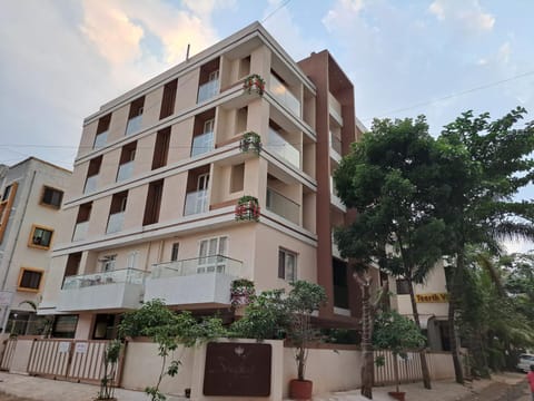 Property building, Day, Neighbourhood, Bird's eye view, View (from property/room), Street view, Location