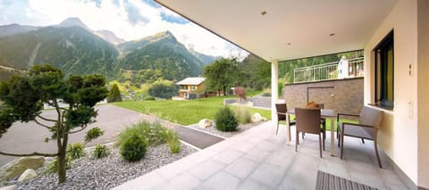 Natural landscape, Garden, View (from property/room), Balcony/Terrace, Dining area, Garden view, Mountain view, hair dresser