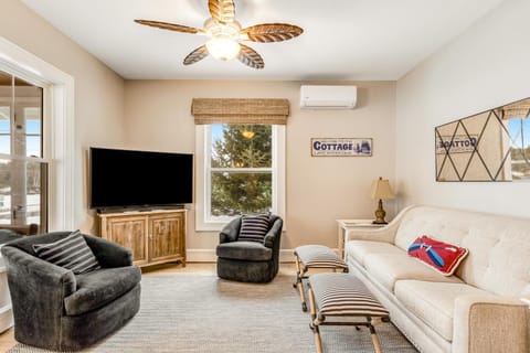 The Blue Cottage House in Minocqua