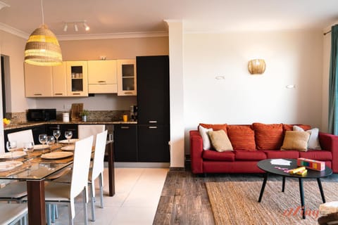 Kitchen or kitchenette, Living room, Seating area, Dining area, minibar, pet friendly