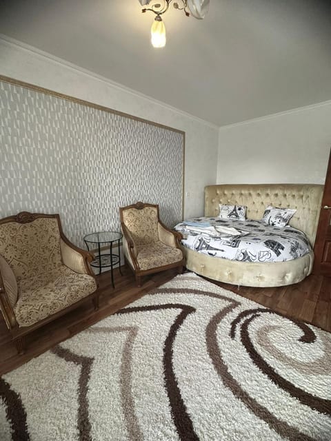Bed, Seating area