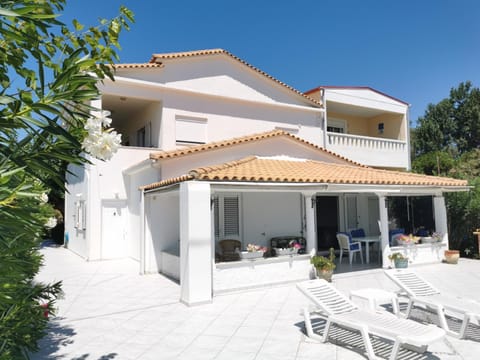 Property building, Patio, Balcony/Terrace