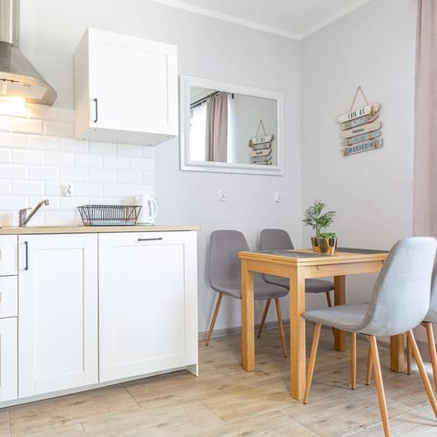 Kitchen or kitchenette, Dining area, minibar, stove