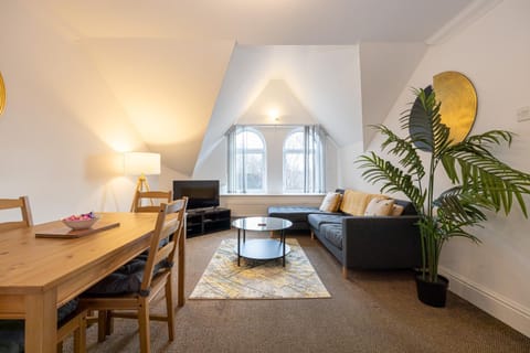 The Burton- Free Gated Parking Apartment in Manchester