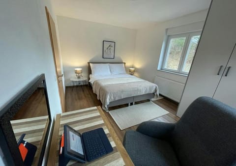 Bed, TV and multimedia, Photo of the whole room, Seating area, Bedroom