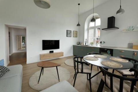 TV and multimedia, Kitchen or kitchenette, Living room, Seating area, Dining area