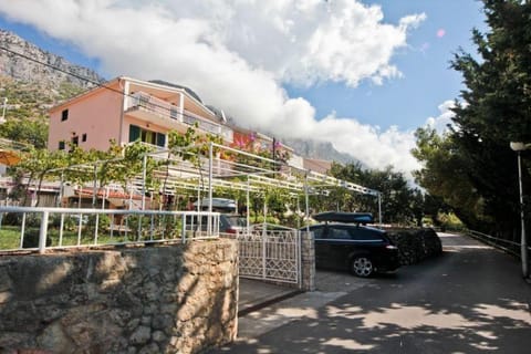 Property building, Natural landscape, Mountain view, Parking