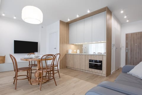 TV and multimedia, Seating area, Dining area, stove