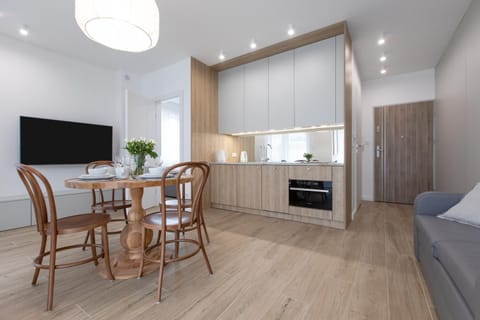 TV and multimedia, Kitchen or kitchenette, Living room, Seating area, Dining area