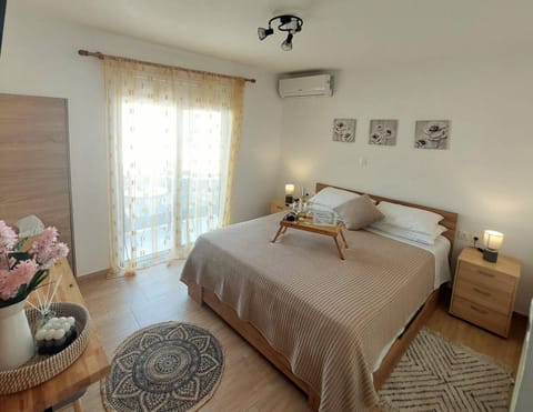 Bed, Photo of the whole room, Bedroom, air conditioner