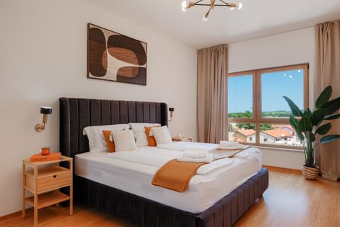 Spring, Bed, Day, Night, Winter, Summer, Photo of the whole room, Bedroom, Autumn, Seasons, Time of day, towels
