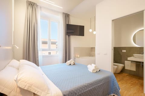 Toilet, Property building, Bed, Hot Tub, Bathroom, TV and multimedia, Photo of the whole room, Bedroom, Bath, towels, air conditioner