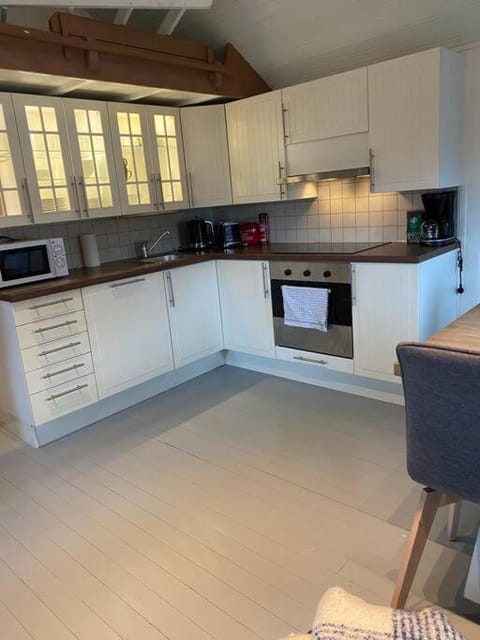 Close to sea, central, rent a boat, mountain hike, wifi, free parking Apartment in Lofoten