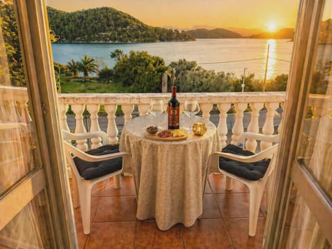 Natural landscape, View (from property/room), Balcony/Terrace, Seating area, Sea view