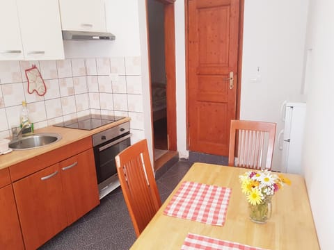 Kitchen or kitchenette, Dining area, pet friendly, stove