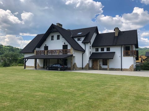 Property building, Natural landscape, Garden, Parking