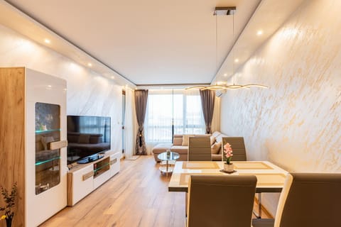 Communal lounge/ TV room, TV and multimedia, Living room, Seating area, Dining area