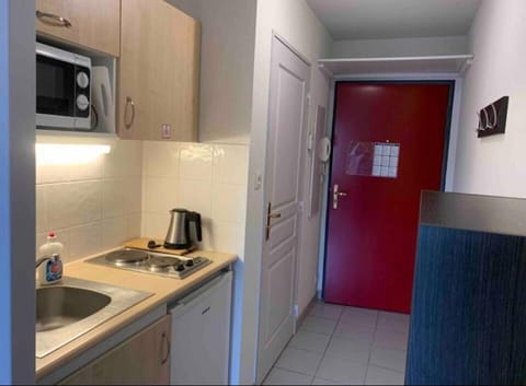 Kitchen or kitchenette, minibar, stove