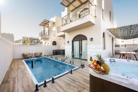 Hot Tub, Swimming pool
