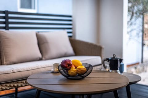 Food and drinks, Seating area, Continental breakfast