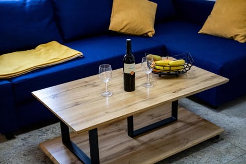 Living room, Seating area, Drinks