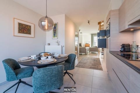 Kitchen or kitchenette, Dining area, stove