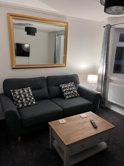 Semi-detached chalet at Maryville Caravan Site - Uddingston, Glasgow Apartment in Glasgow