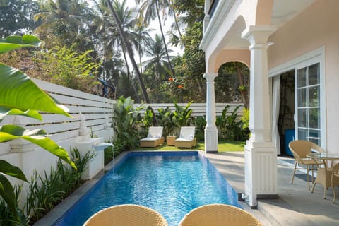 Property building, Patio, Day, Garden, Garden view, Pool view, Swimming pool, sunbed