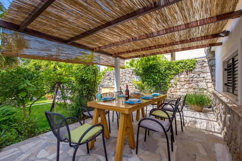Patio, Spring, Day, Garden, Balcony/Terrace, Seating area, Dining area