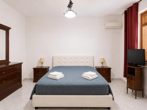 Bed, TV and multimedia, Photo of the whole room, Bedroom, air conditioner