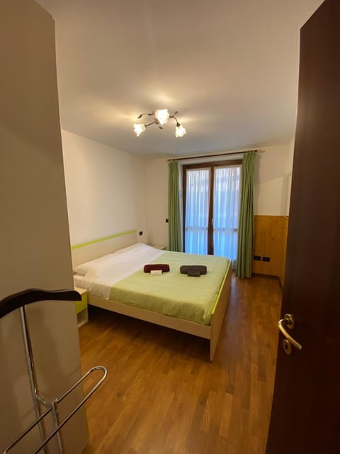 Photo of the whole room, Bedroom, towels, wardrobe